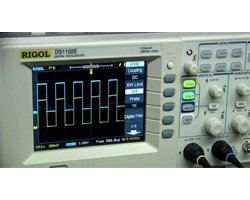Цифровой мультиметр DT-860 в подарок при оплате бюджетного осциллографа RIGOL DS-1102E